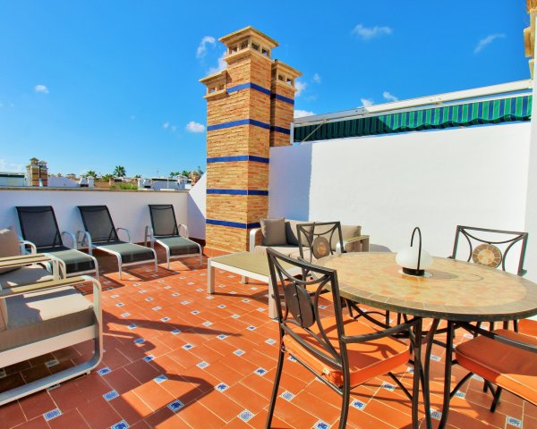 Sue Hatchett, happy apartment seller in Pau 8, Villamartin