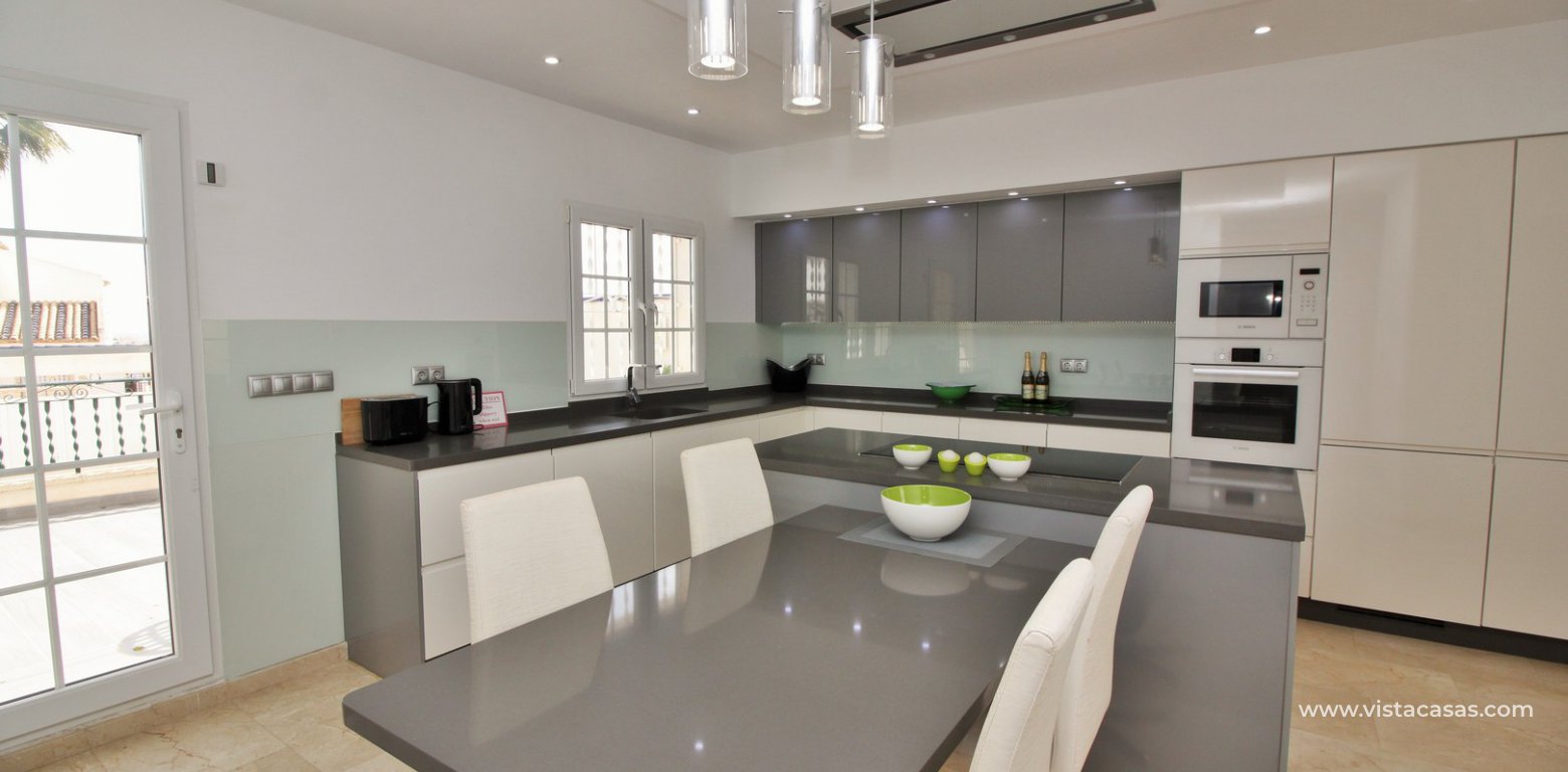 Villa with private pool for sale R3 Las Violetas Villamartin kitchen dining area