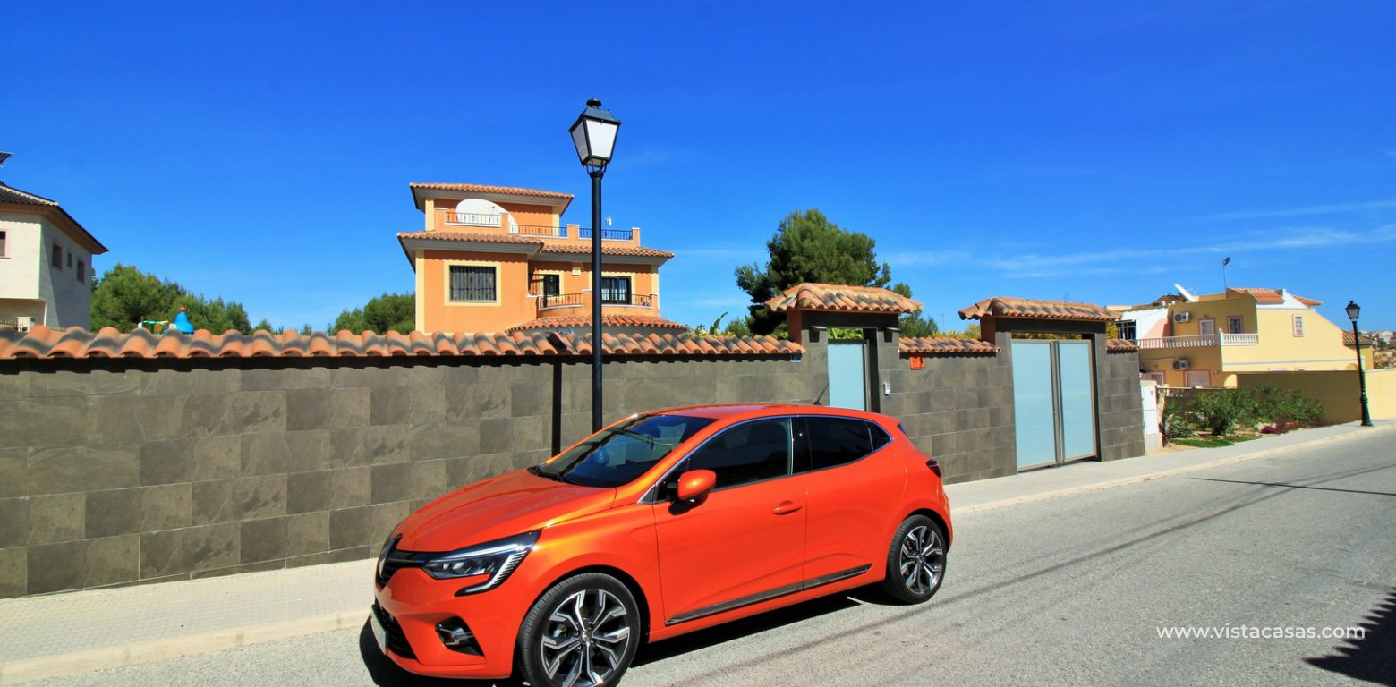 Modern 5 bedroom detached villa with private pool and large plot for sale Villamartin high privacy walls