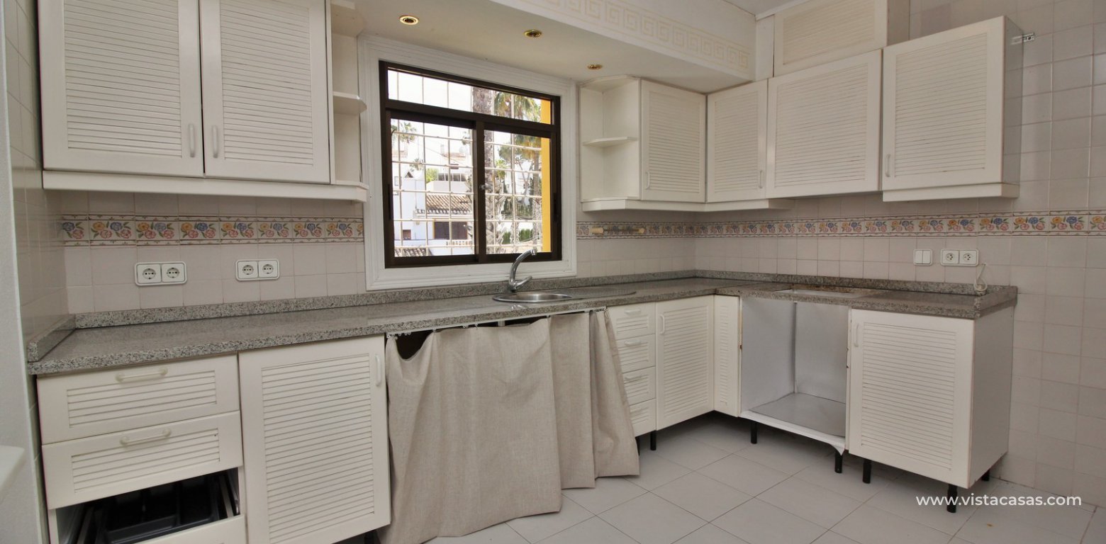 Detached villa for sale overlooking the golf course Fortuna II Villamartin kitchen