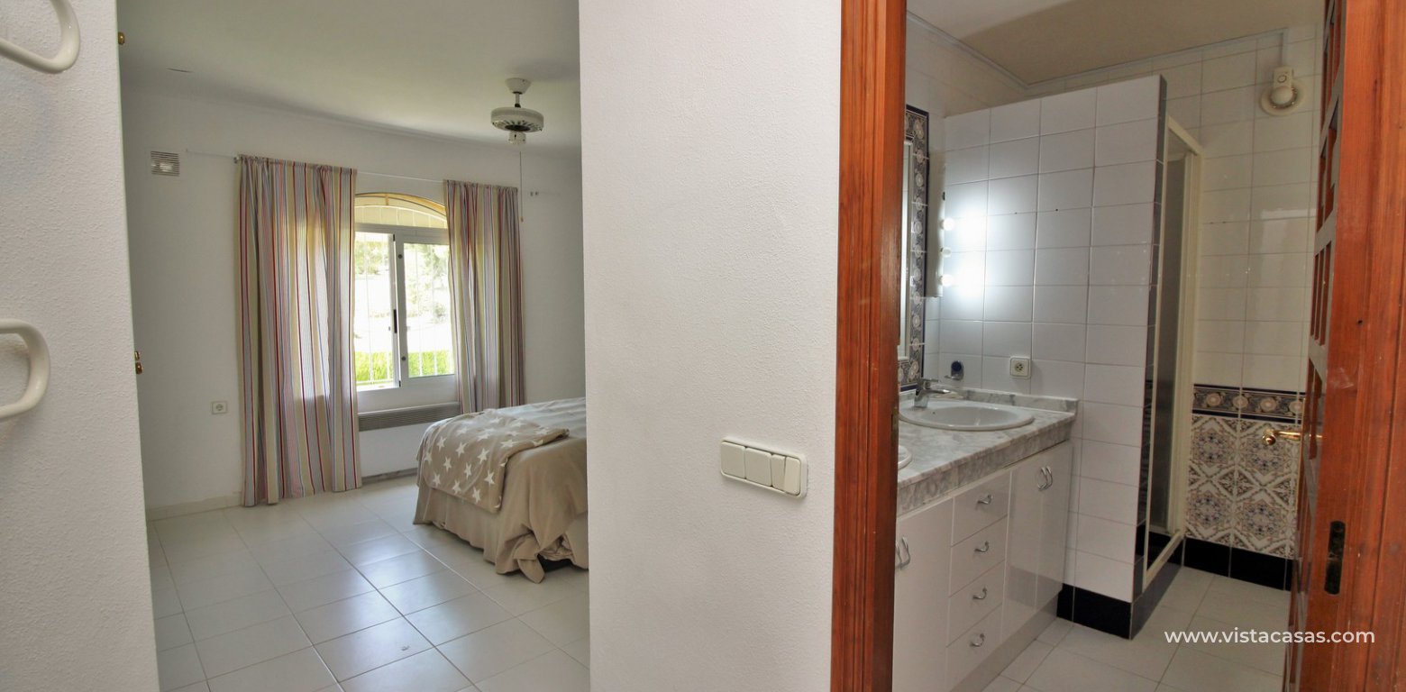 Detached villa for sale overlooking the golf course Fortuna II Villamartin master bedroom