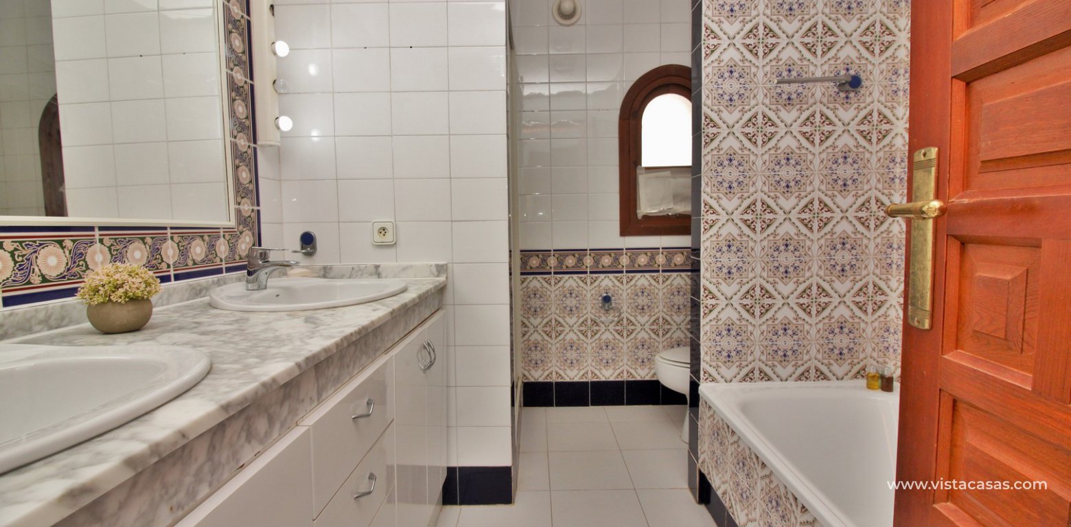 Detached villa for sale overlooking the golf course Fortuna II Villamartin en-suite