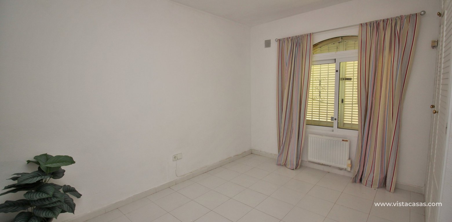 Detached villa for sale overlooking the golf course Fortuna II Villamartin front double bedroom