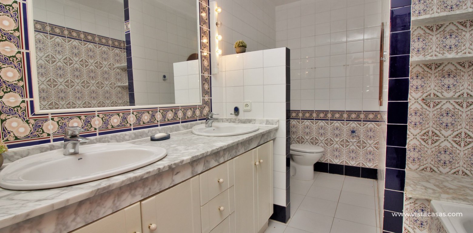 Detached villa for sale overlooking the golf course Fortuna II Villamartin bathroom