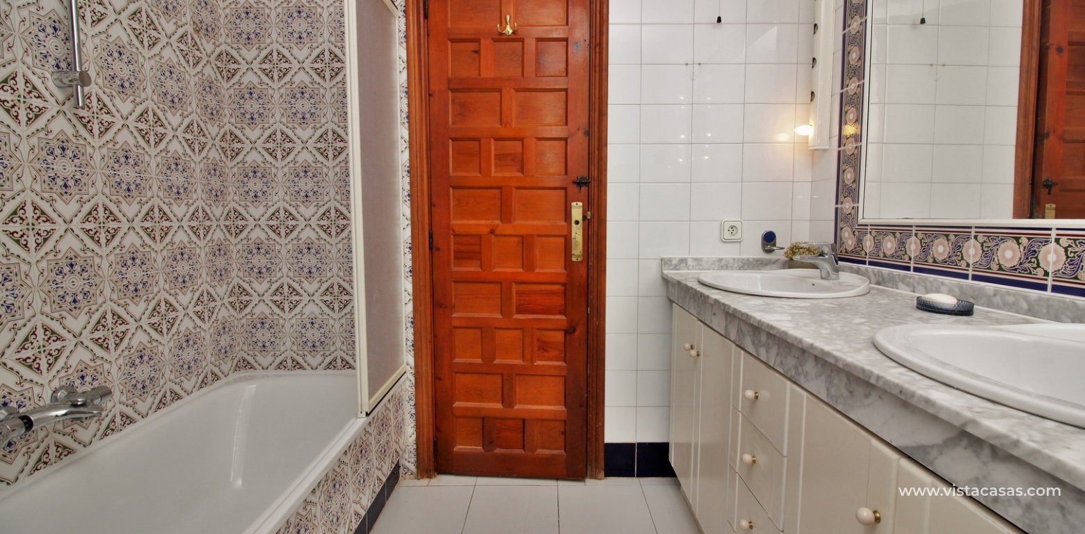 Detached villa for sale overlooking the golf course Fortuna II Villamartin bathroom 2