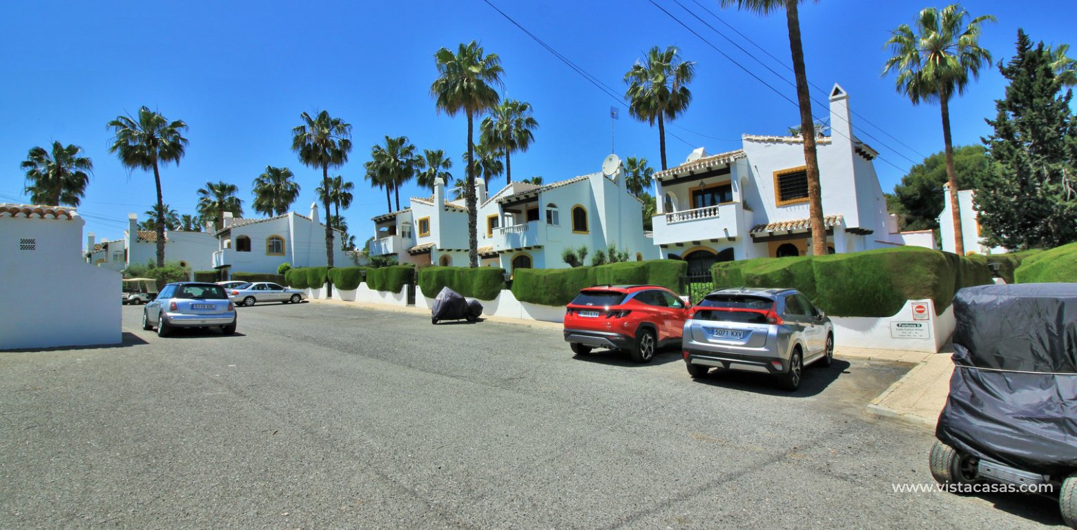 Detached villa for sale overlooking the golf course Fortuna II Villamartin parking