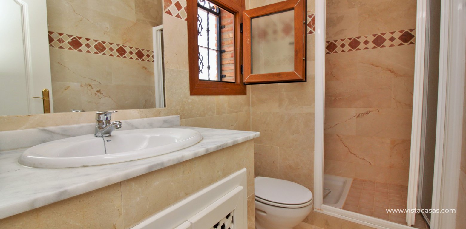 Top floor apartment overlooking the pool for sale M3 Pau 8 Villamartin en-suite bathroom