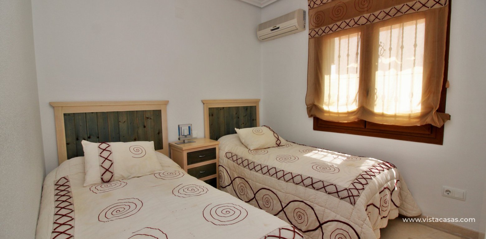 Top floor apartment overlooking the pool for sale M3 Pau 8 Villamartin twin bedroom