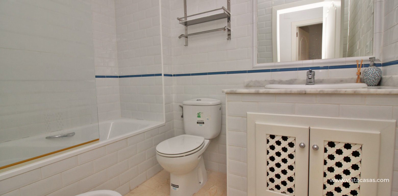 Top floor apartment overlooking the pool for sale M3 Pau 8 Villamartin bathroom