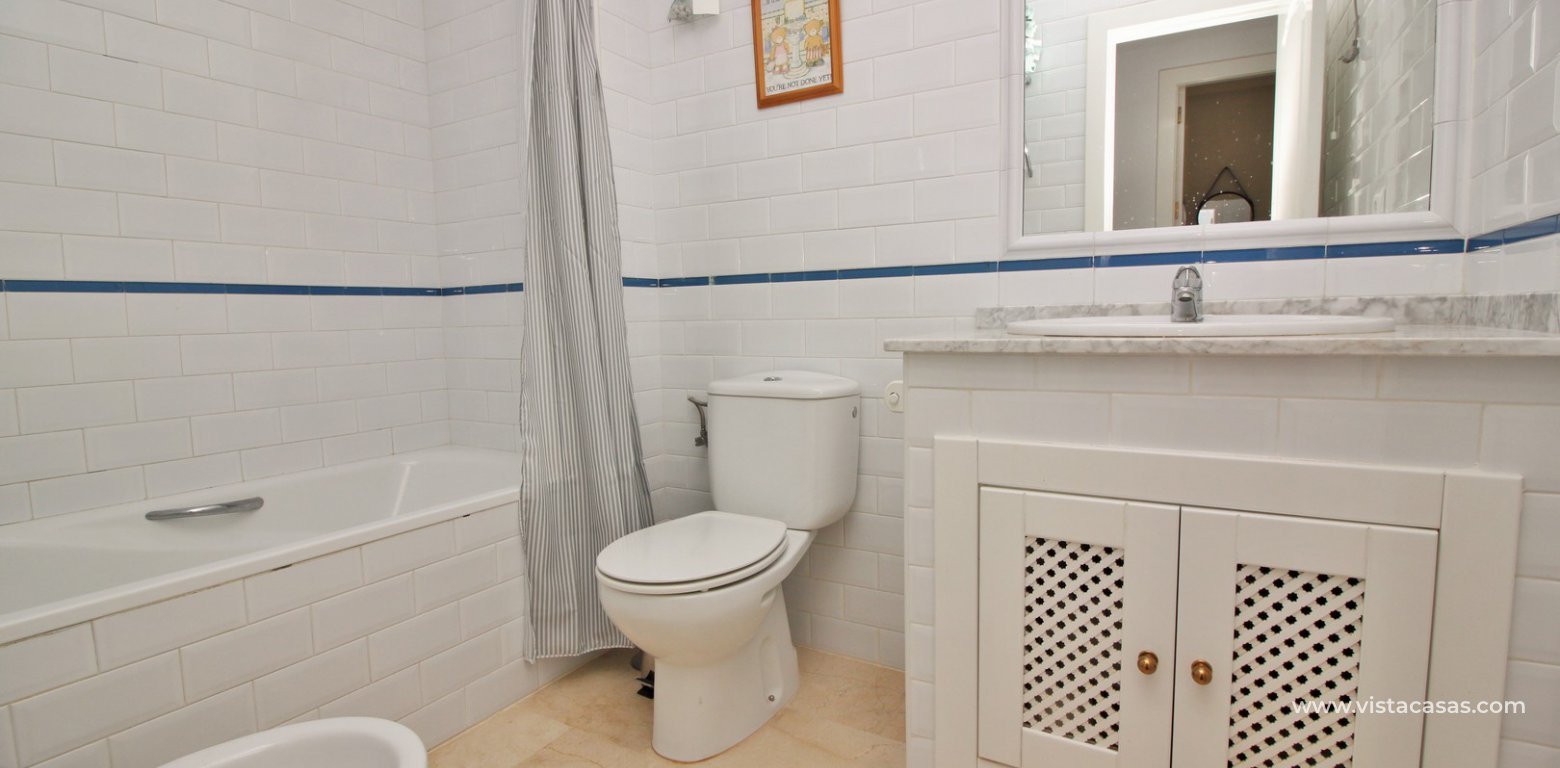 South facing ground floor apartment for sale Pau 8 Villamartin bathroom