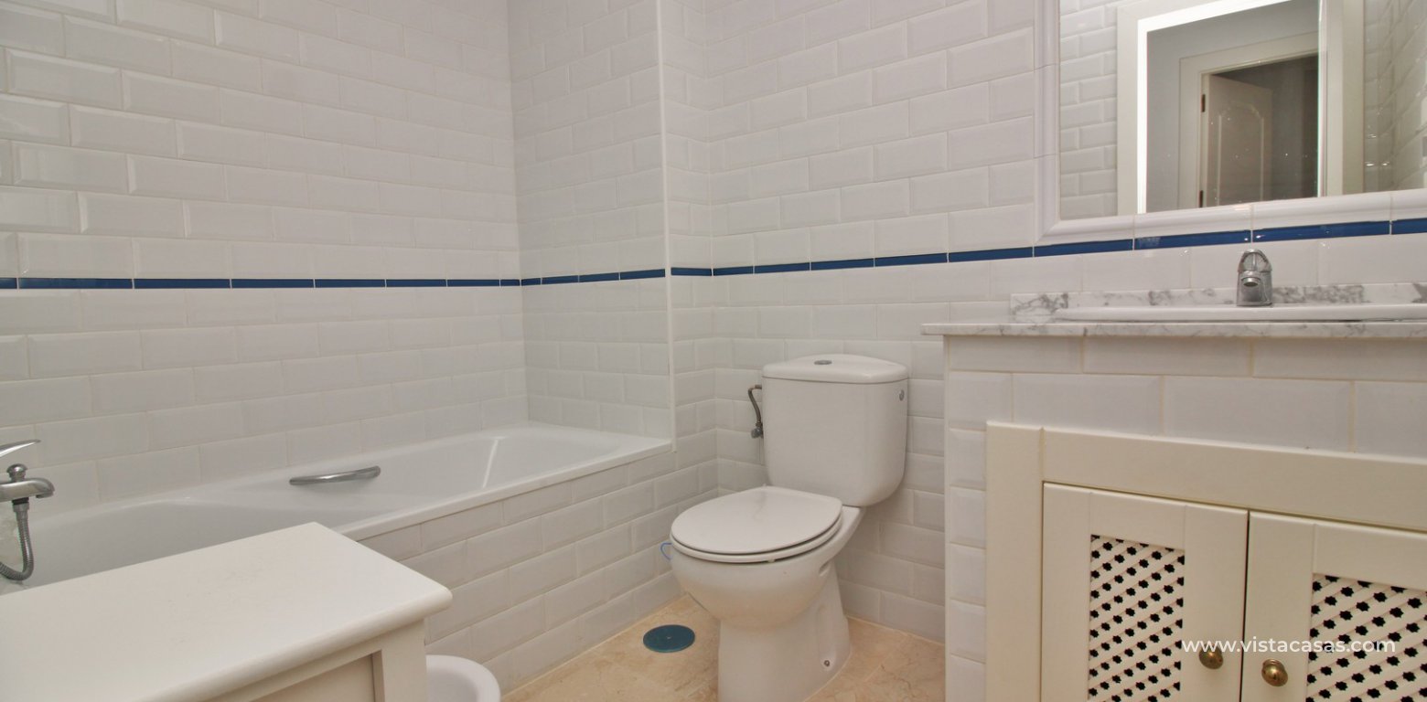 South facing top floor apartment for sale M7 Pau 8 Villamartin bathroom