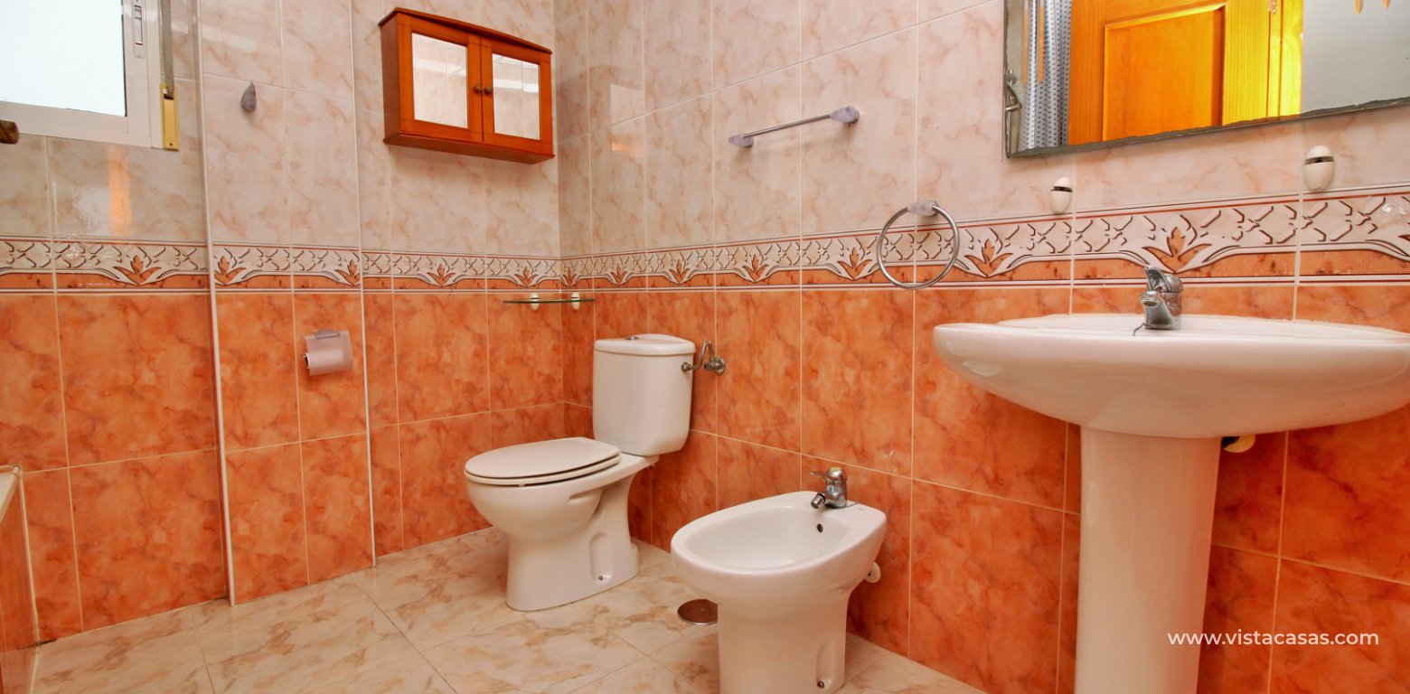 Detached villa with garage for sale Pinada Golf I Villamartin bathroom