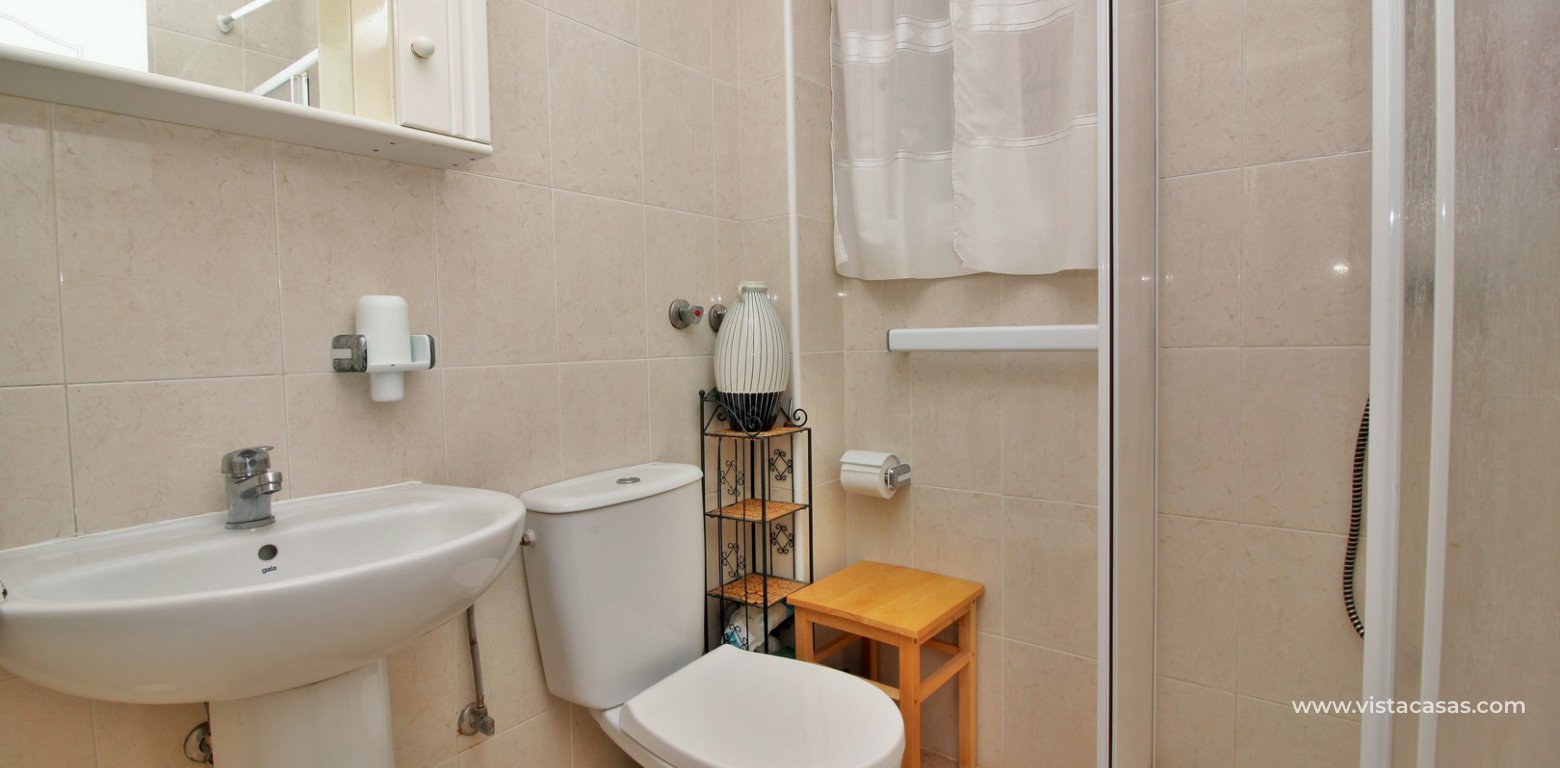 Detached 3 bedroom villa overlooking the pool for sale Torregolf I Villamartin bathroom