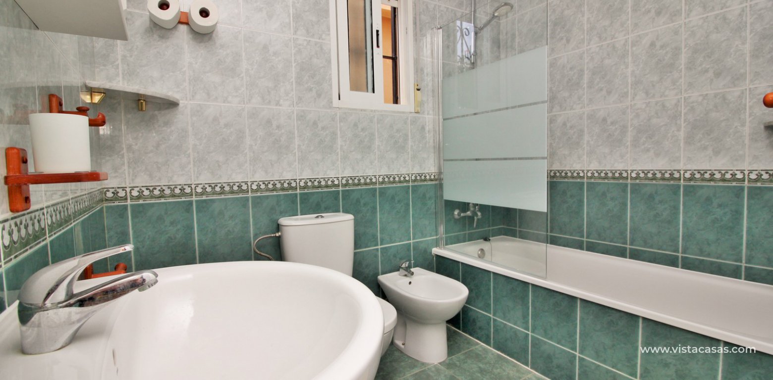 Detached 3 bedroom villa overlooking the pool for sale Torregolf I Villamartin bathroom