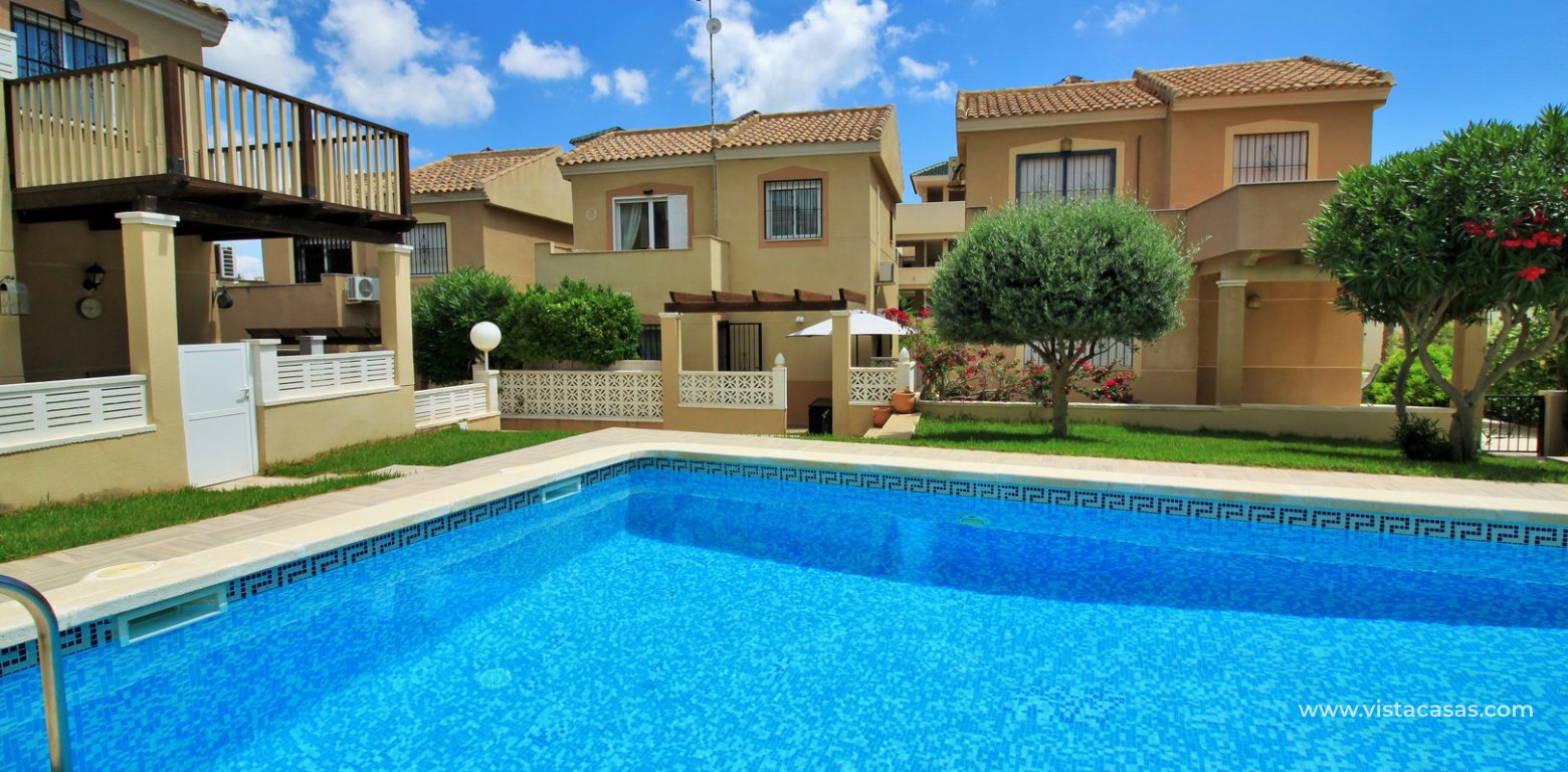 Detached 3 bedroom villa overlooking the pool for sale Torregolf I Villamartin swimming pool