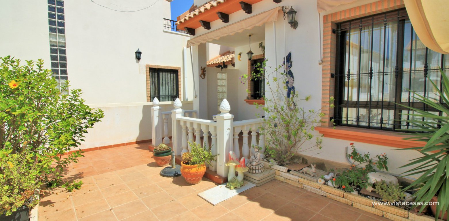 3 bedroom villa for sale overlooking the pool El Palmeral Pau 8 Villamartin front garden
