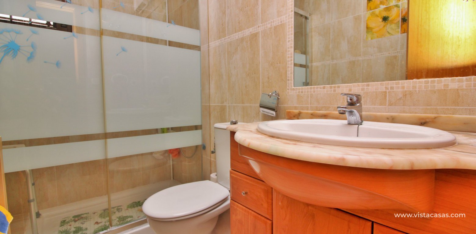3 bedroom villa for sale overlooking the pool El Palmeral Pau 8 Villamartin downstairs bathroom
