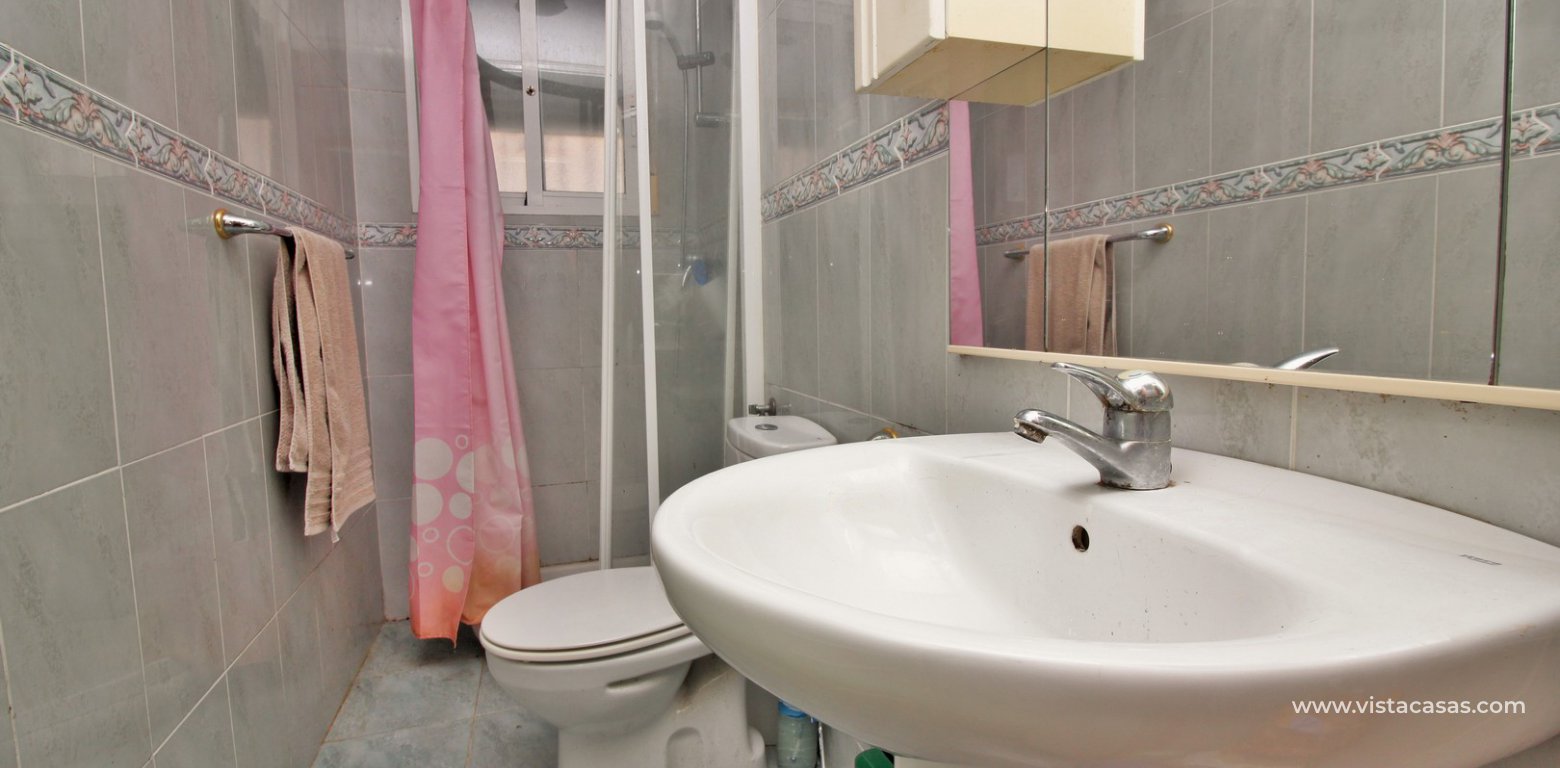Detached villa for sale Pinada Golf Villamartin bathroom