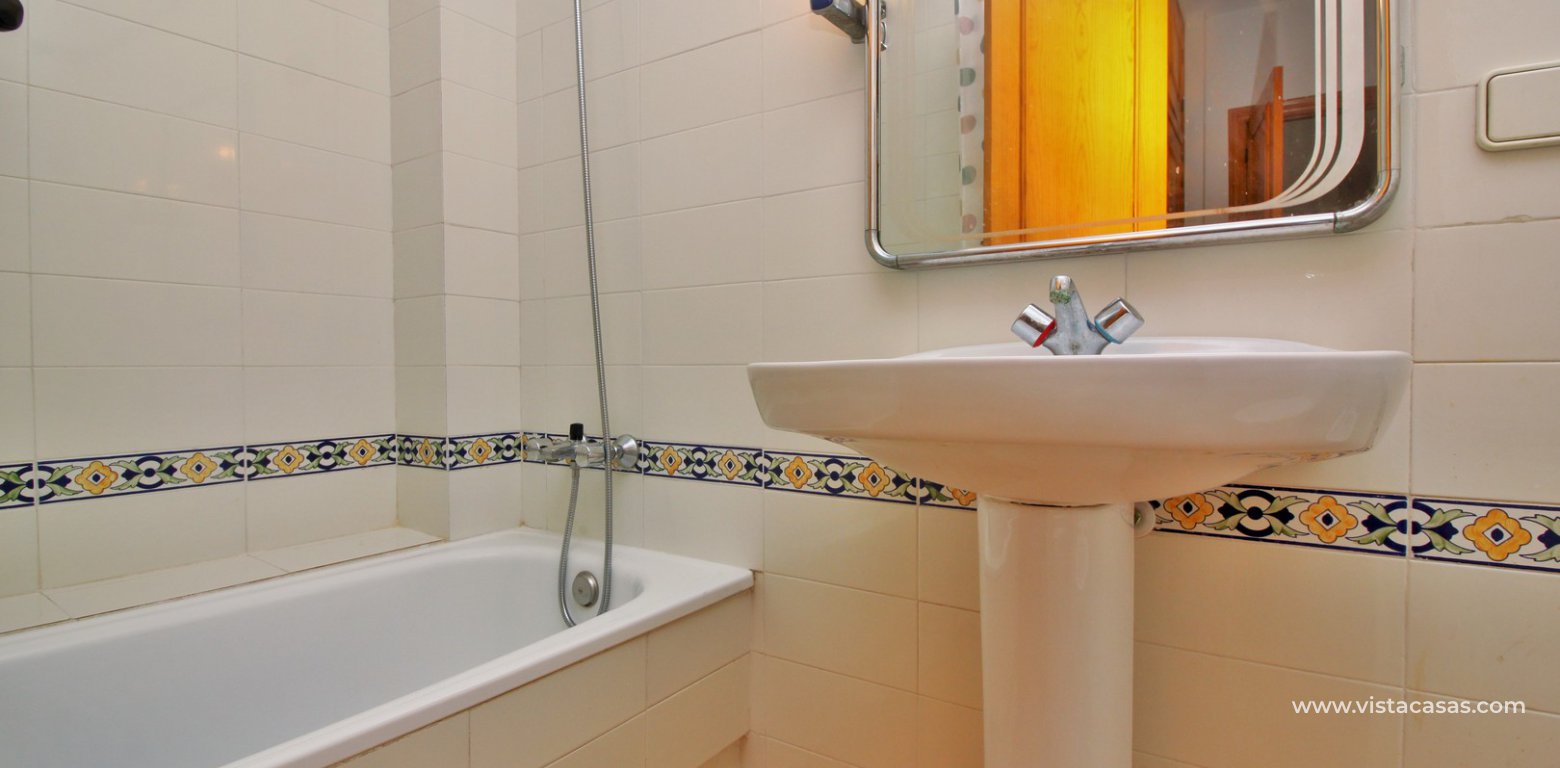 Apartment for sale in the Villamartin Plaza ensuite bathroom