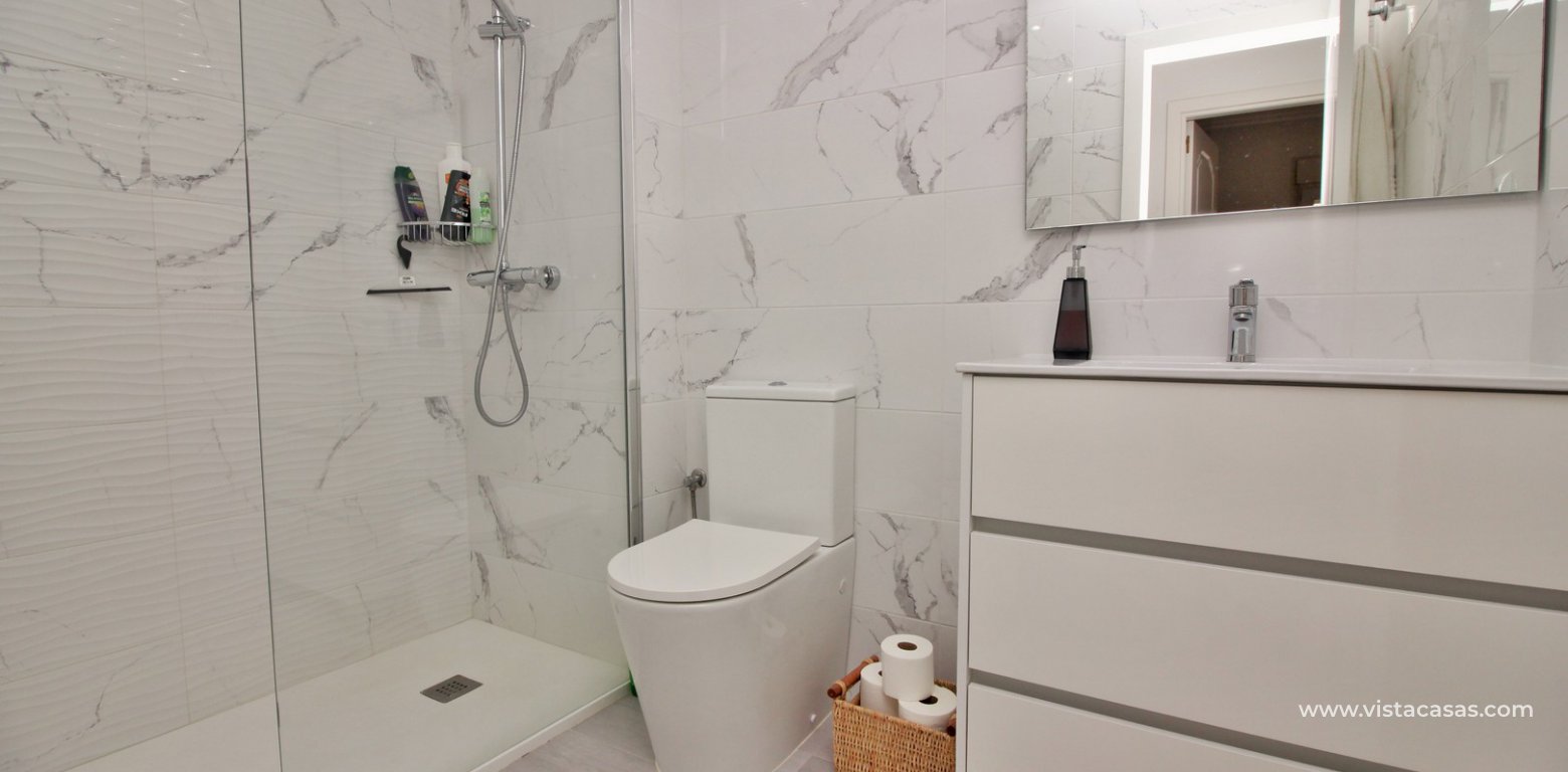Ground floor apartment for sale R3 Las Violetas Villamartin renovated bathroom