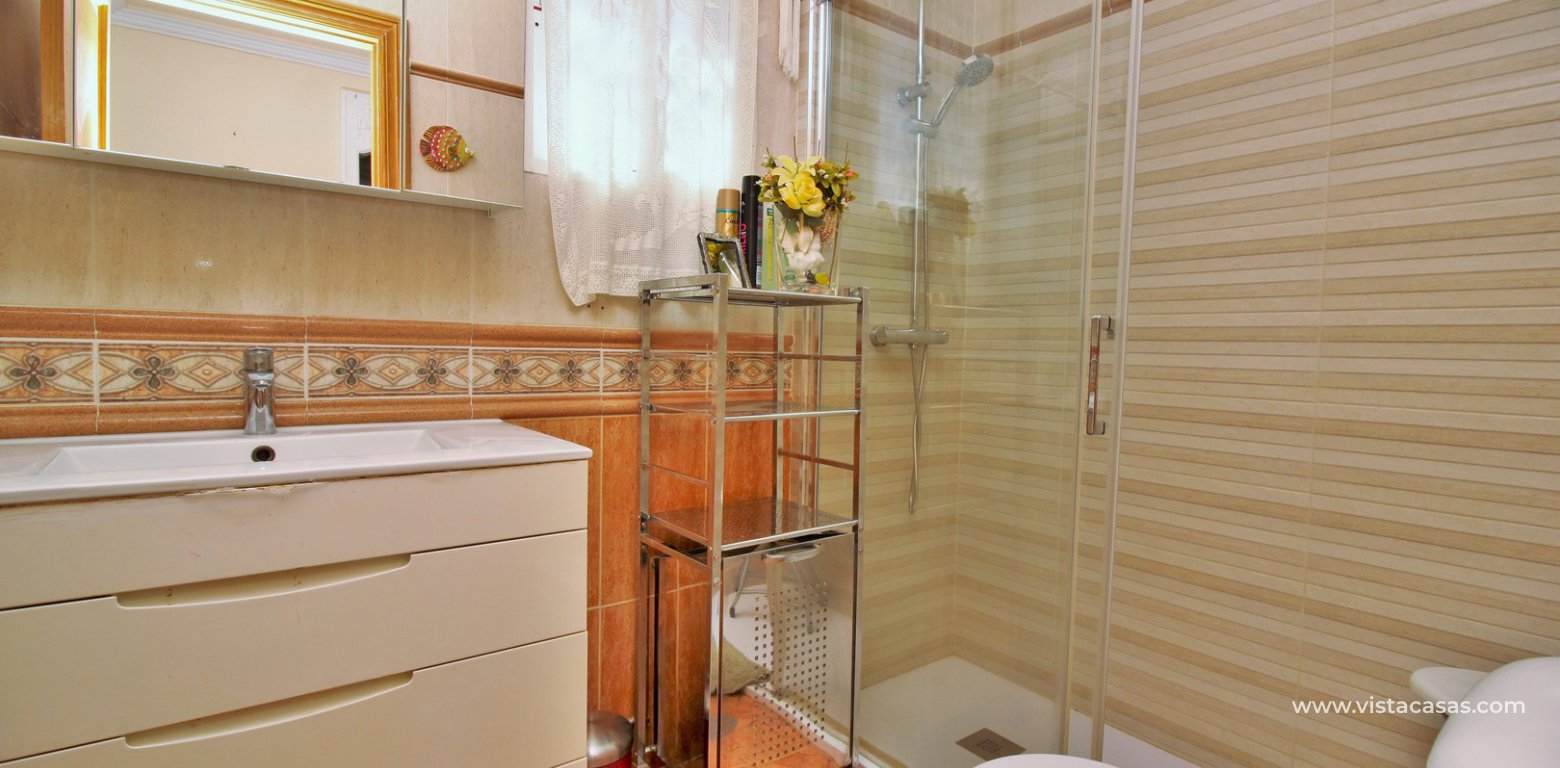 Detached villa for sale Las Violetas Villamartin bathroom