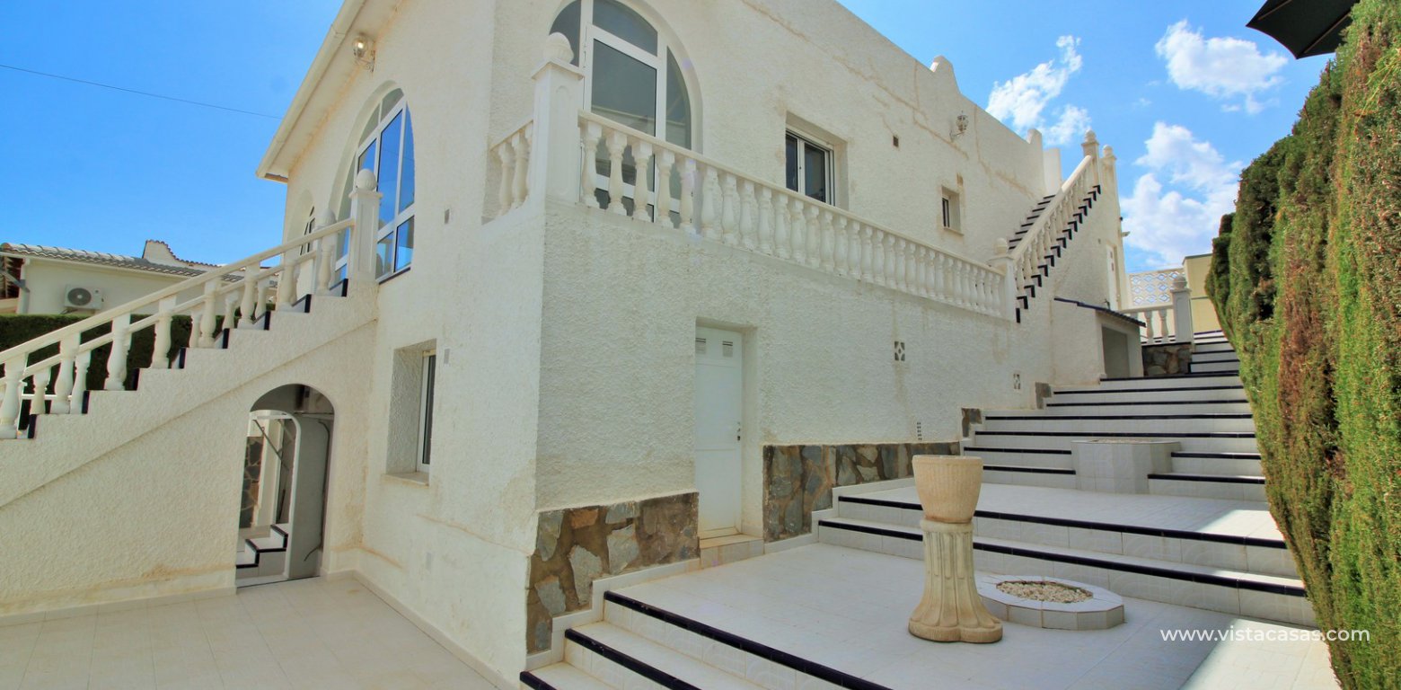 Detached villa with underbuild for sale in Villamartin side garden