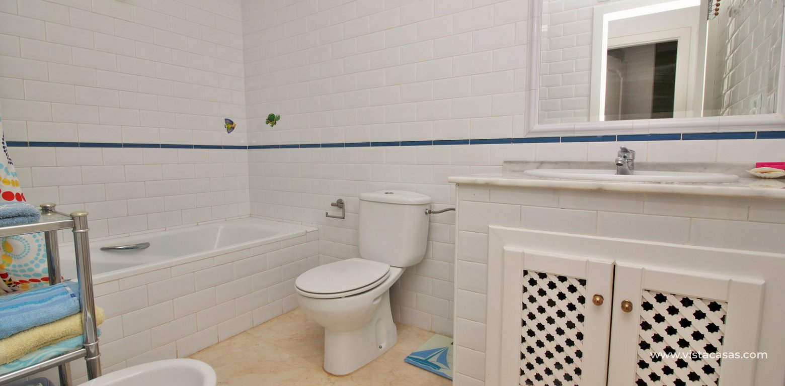 Buhardilla townhouse for sale Pau 8 Villamartin bathroom