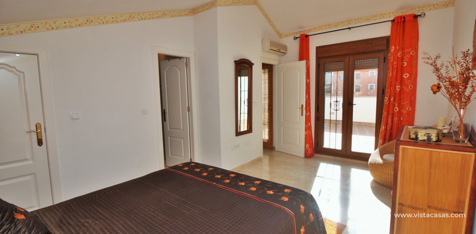Buhardilla townhouse for sale Pau 8 Villamartin master bedroom fitted wardrobes