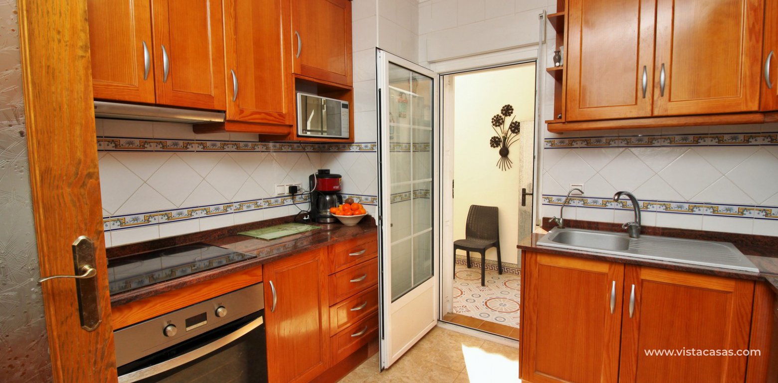 3 bedroom townhouse for sale Entregolf Villamartin kitchen 2
