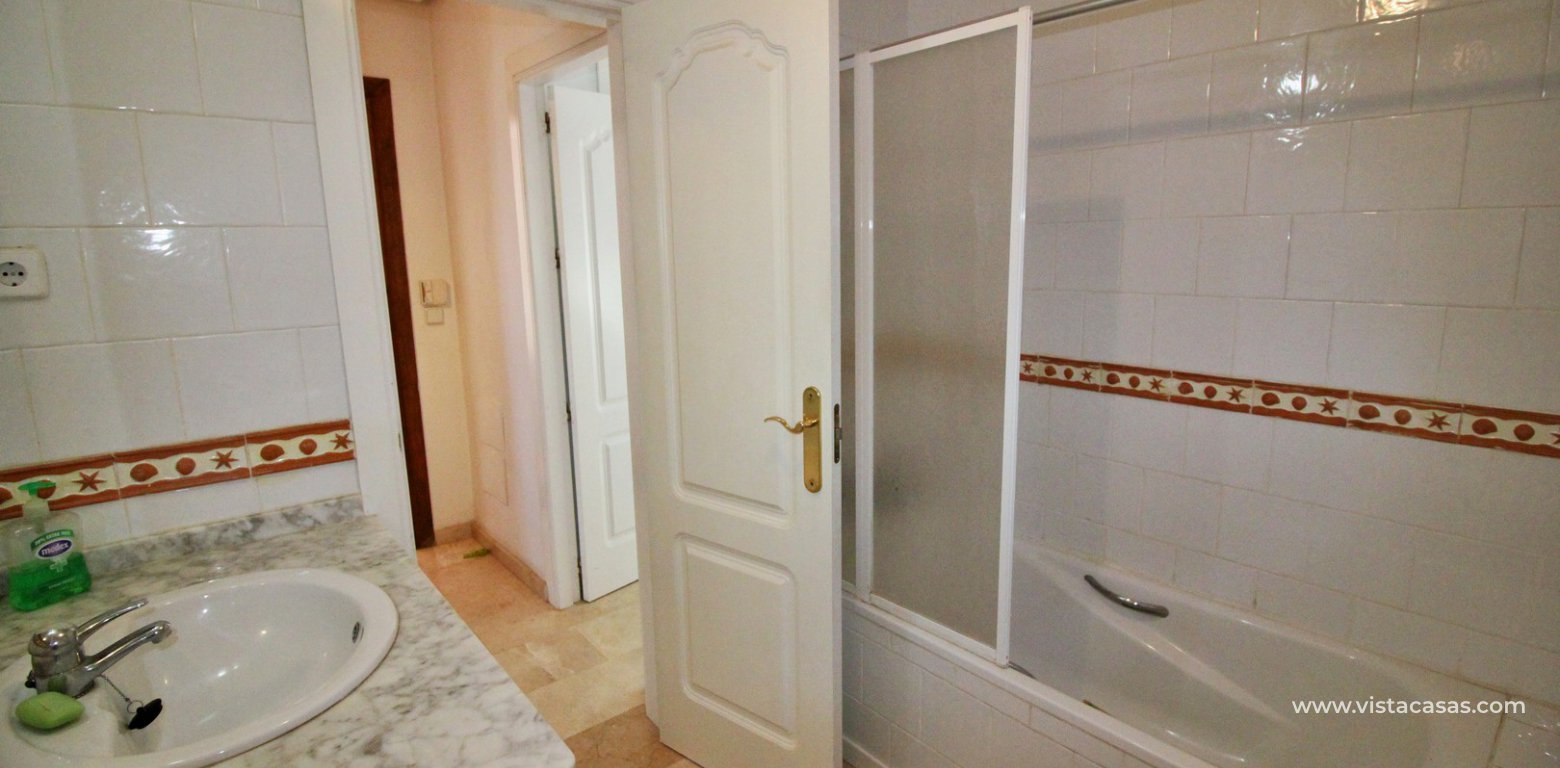 Property for sale in Villamartin bathroom 2