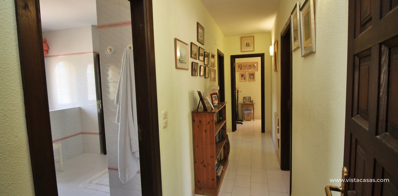 Property for sale in Villamartin hallway 3