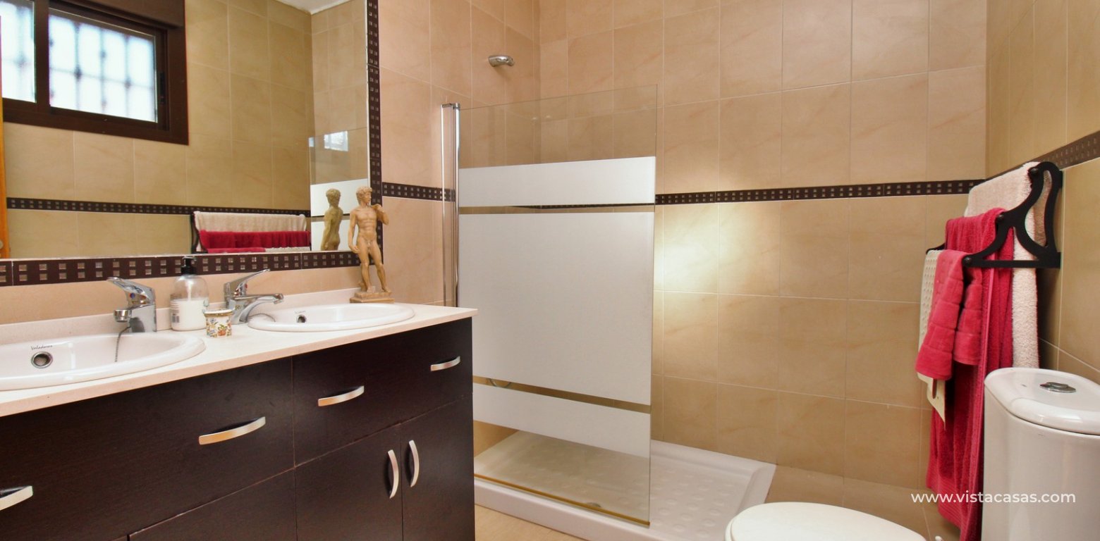 Detached villa for sale in Pau 8 Villamartin ilios en-suite bathroom