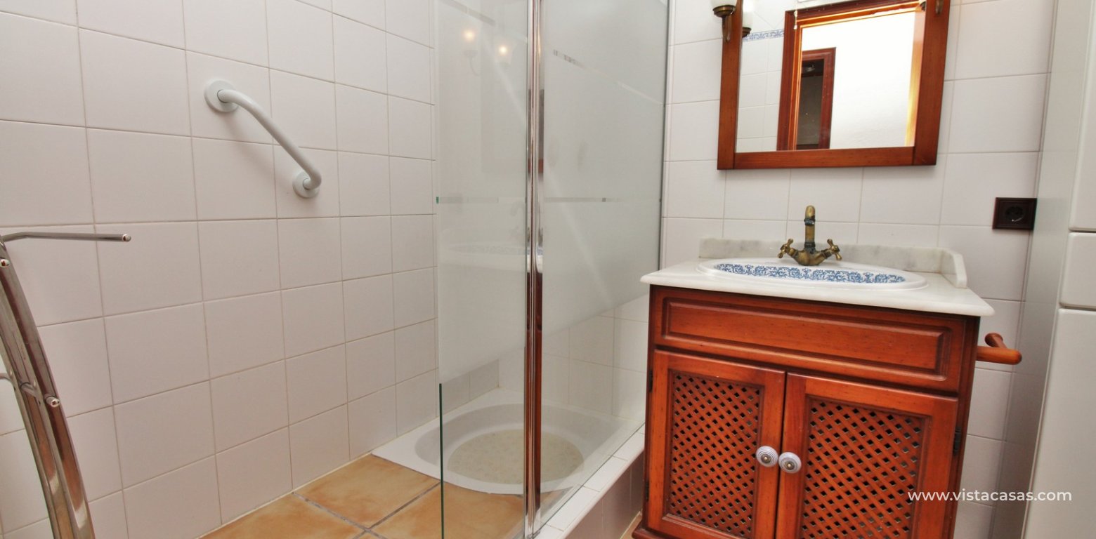Apartment for sale in Brisas 1 Villamartin Golf bathroom walk-in shower