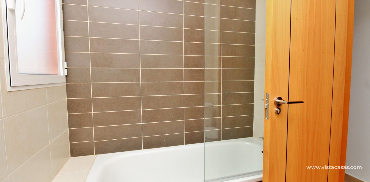 Cheap Apartments for Sale in Lomas de Cabo Roig Orihuela Costa bathroom 2