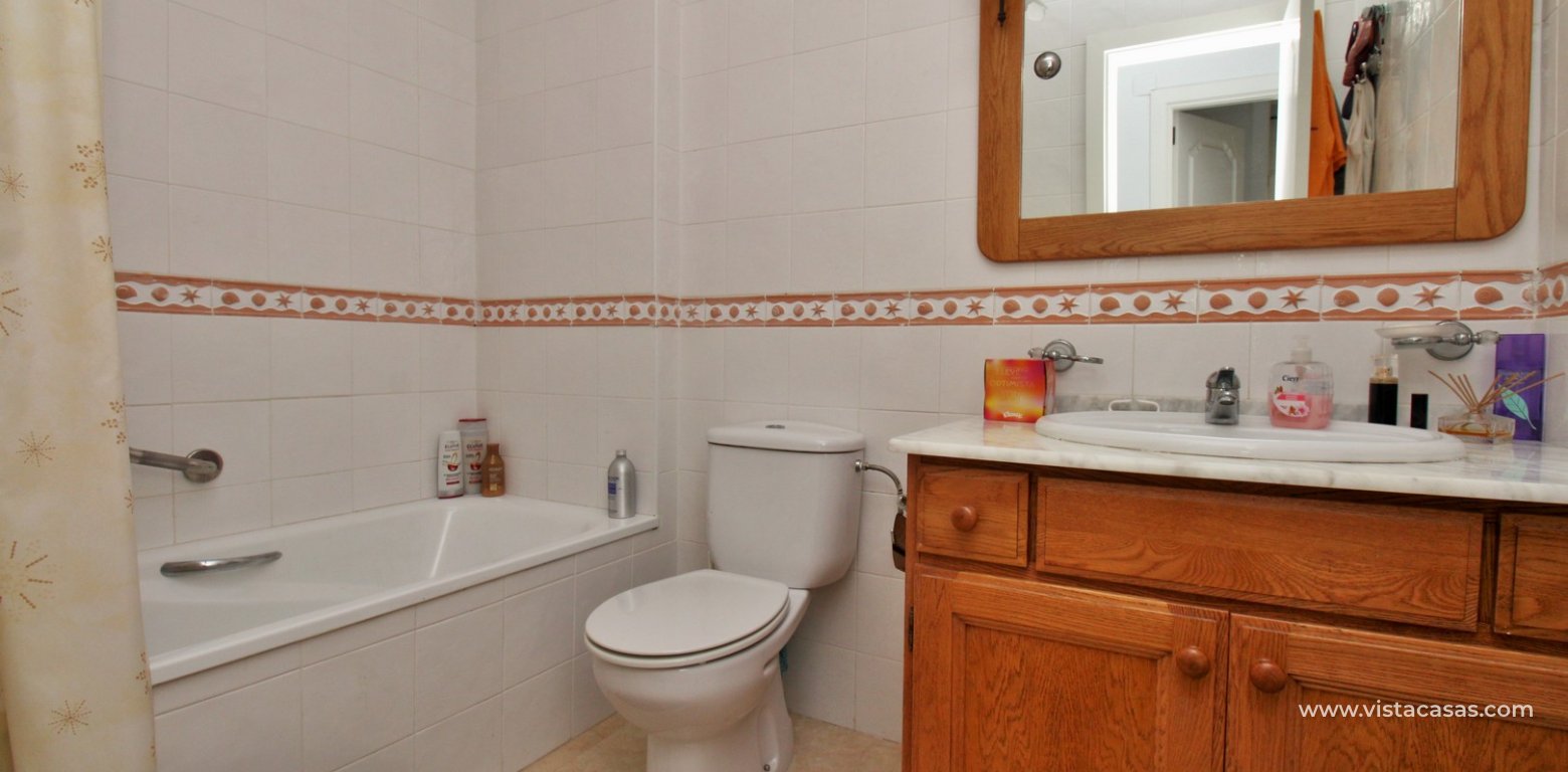Top floor apartment for sale R3 Las Violetas Villamartin bathroom