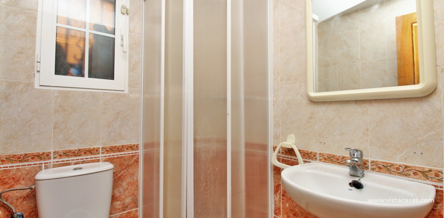 3 bedroom townhouse for sale Entregolf Villamartin bathroom