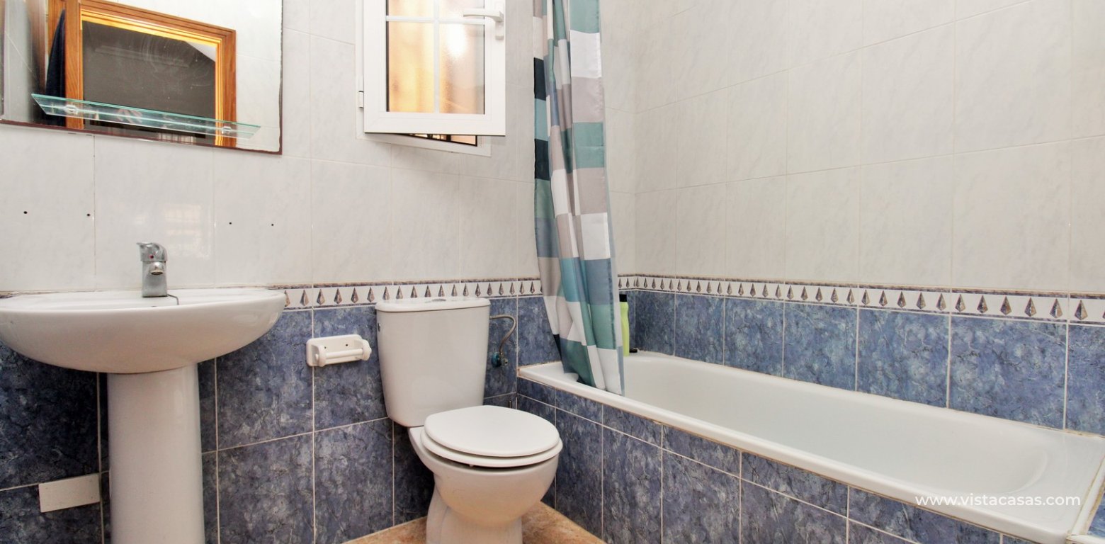 3 bedroom townhouse for sale Entregolf Villamartin family bathroom