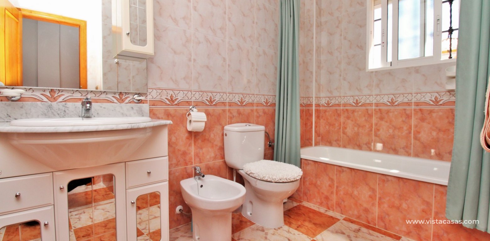 Property for sale in Pinada Golf 1 Villamartin bathroom