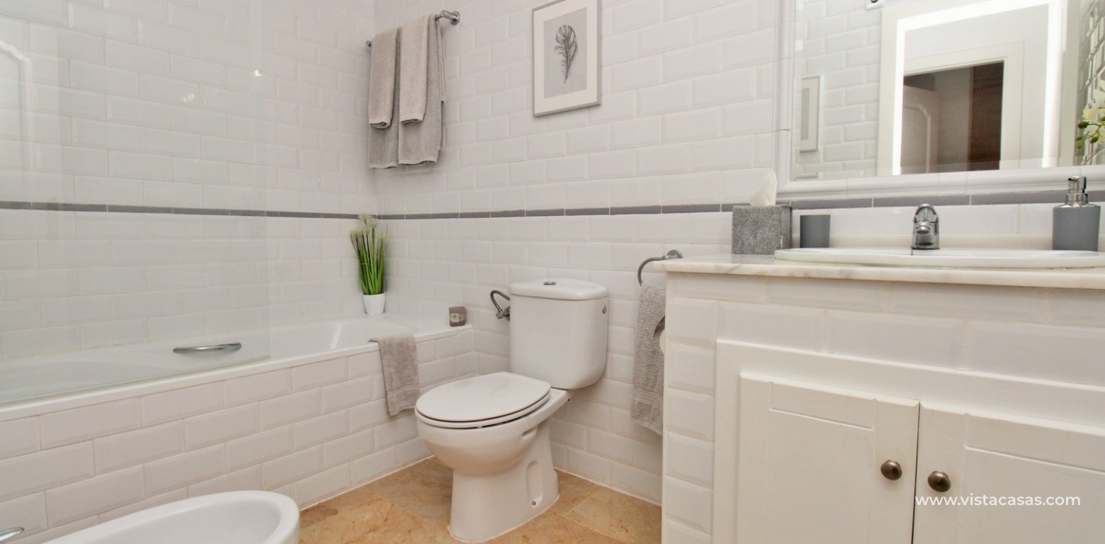 Buhardilla townhouse for sale Pau 8 Villamartin bathroom