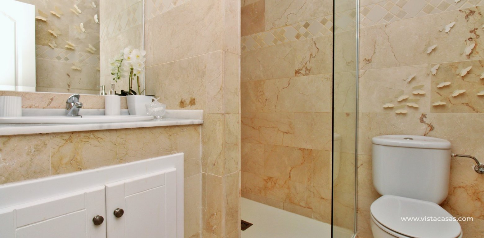 Buhardilla townhouse for sale Pau 8 Villamartin en-suite bathroom