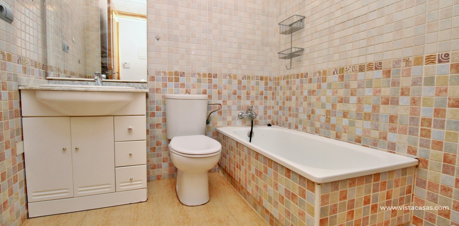 Penthouse apartment for sale Torregolf IV Villamartin bathroom