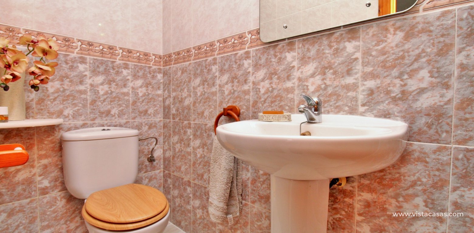 Townhouse for sale in Pinada Golf 1 Villamartin guest bathroom