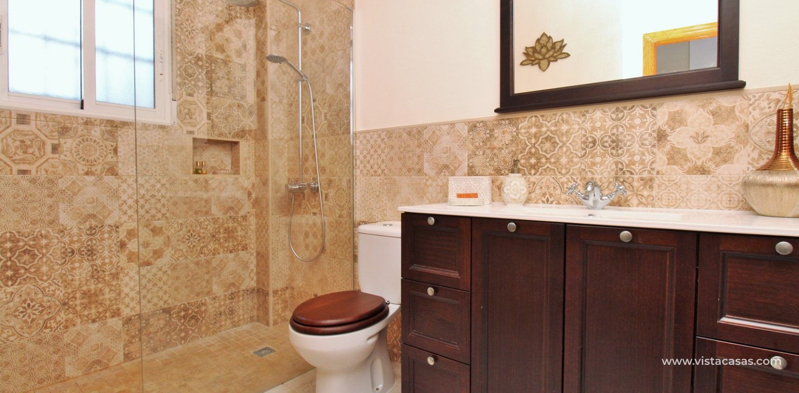 Townhouse for sale in Pinada Golf 1 Villamartin bathroom renovated