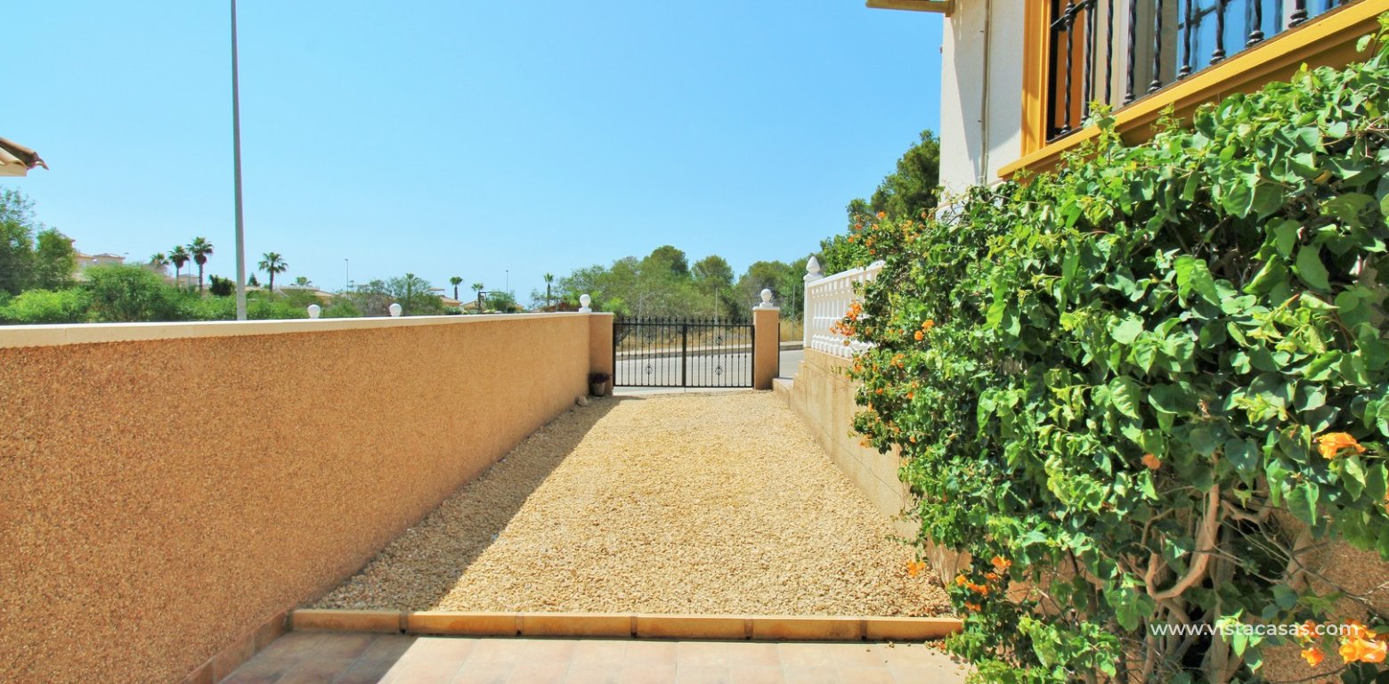 Townhouse for sale in Pinada Golf 1 Villamartin driveway