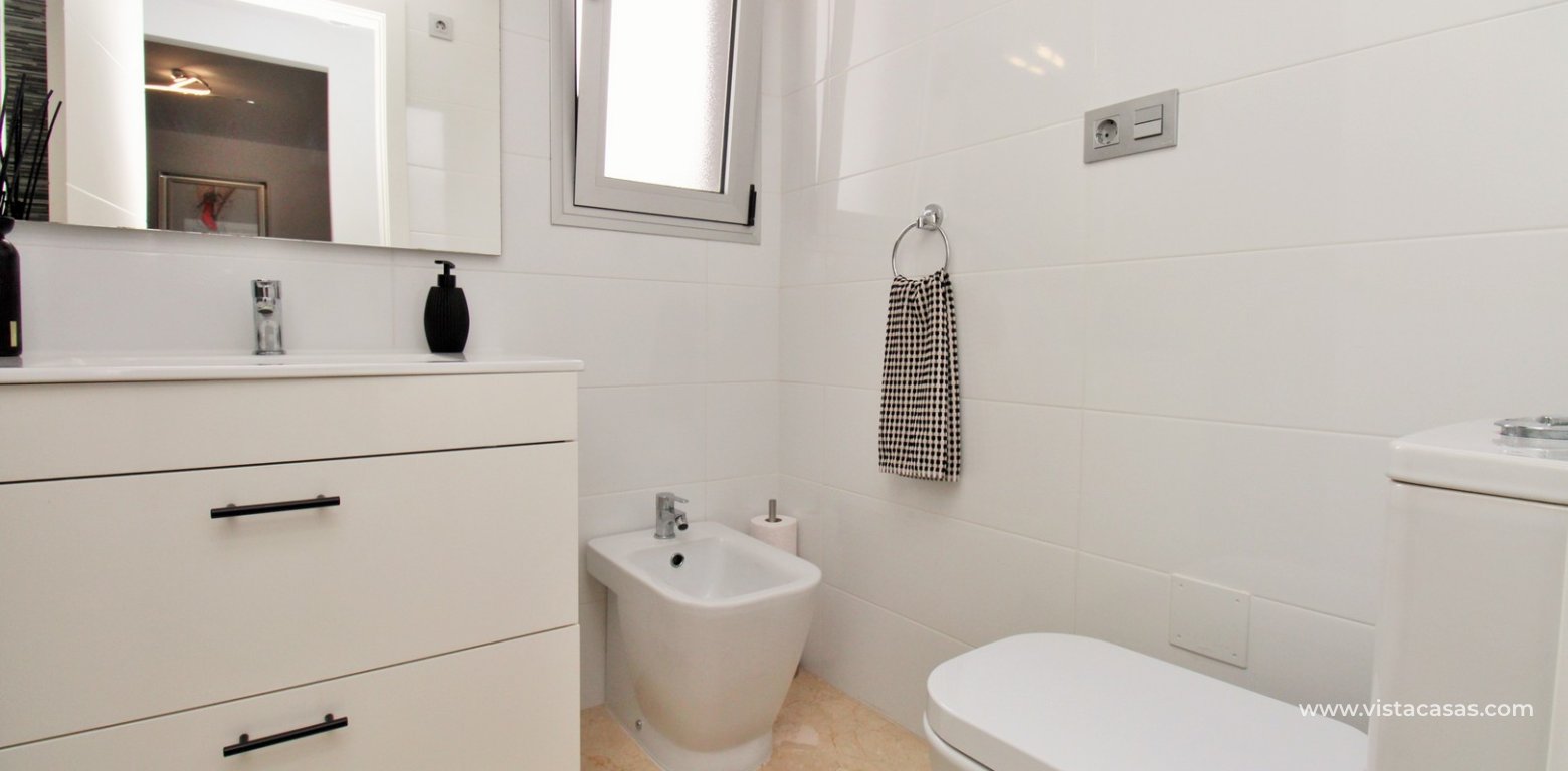 2 Bedroom Apartment with Pool View for sale Sungolf Beach Villamartin bathroom