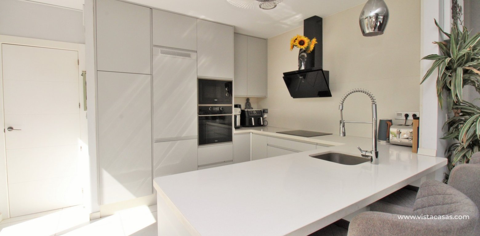 Modern 4-Bed Villa with Pool & Solarium in Villamartin open kitchen