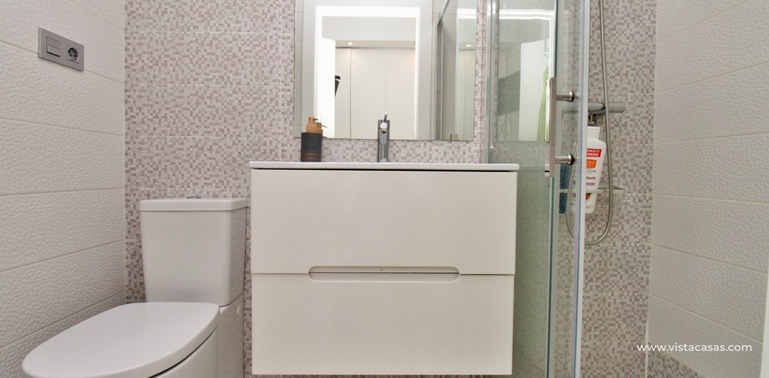 Modern 4-Bed Villa with Pool & Solarium in Villamartin en-suite bathroom