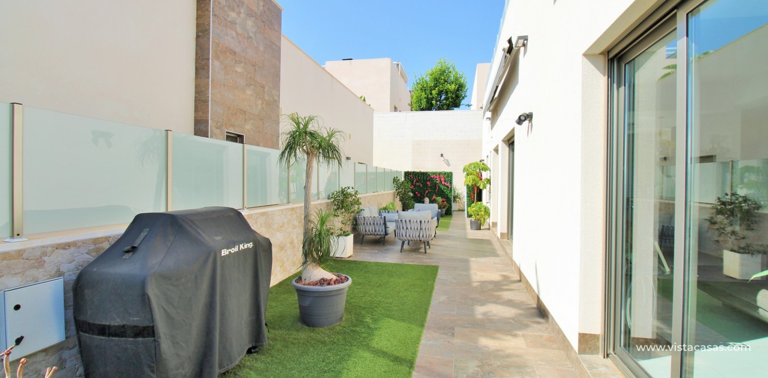 Modern 4-Bed Villa with Pool & Solarium in Villamartin side garden