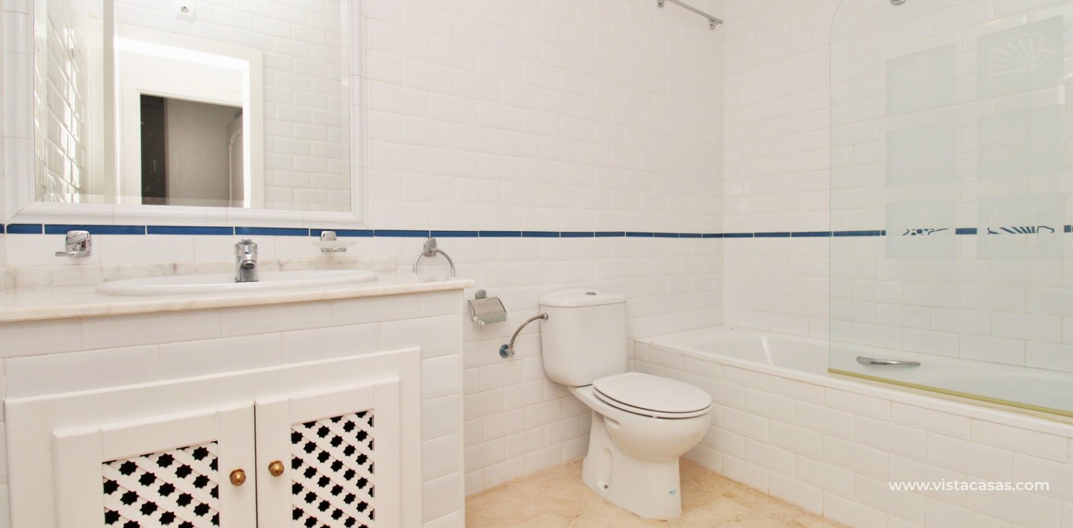 Buhardilla Townhouse for Sale in Pau 8 Villamartin bathroom