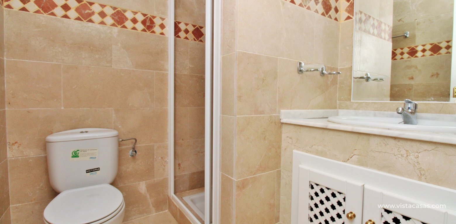 Buhardilla Townhouse for Sale in Pau 8 Villamartin en-suite bathroom